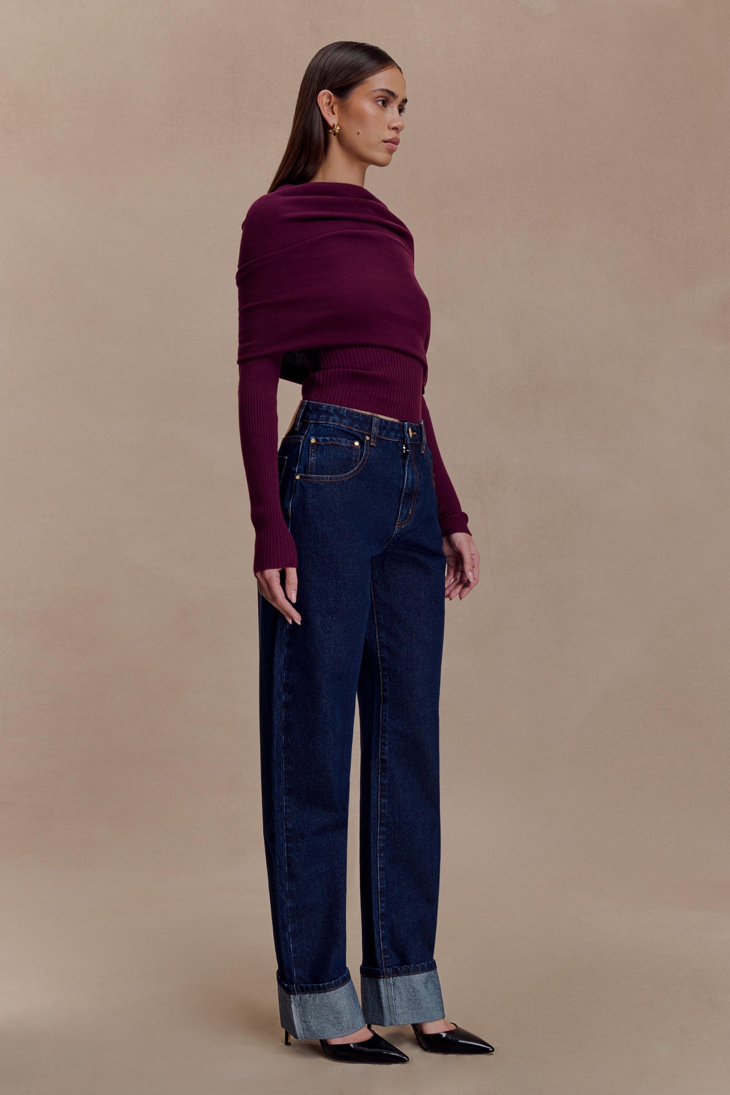 Maglia Donna a Maniche Lunghe con Scollo Asimmetrico a Spalla Scoperta e Collo Risvoltato Bordeaux – Stile Elegante