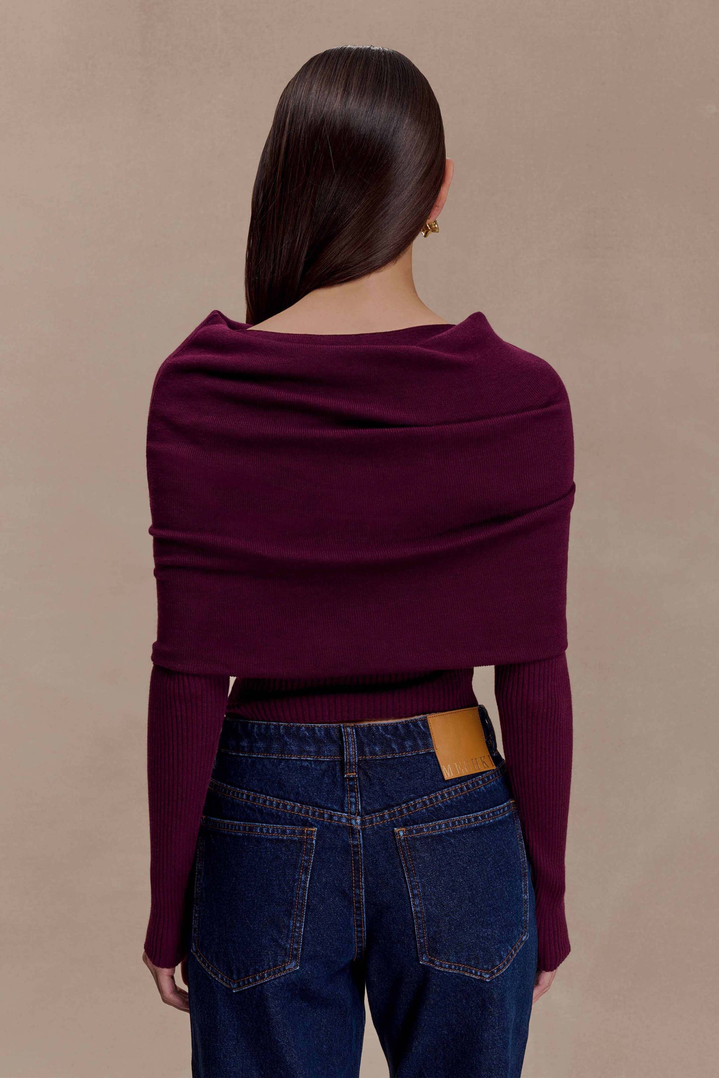 Maglia Donna a Maniche Lunghe con Scollo Asimmetrico a Spalla Scoperta e Collo Risvoltato Bordeaux – Stile Elegante