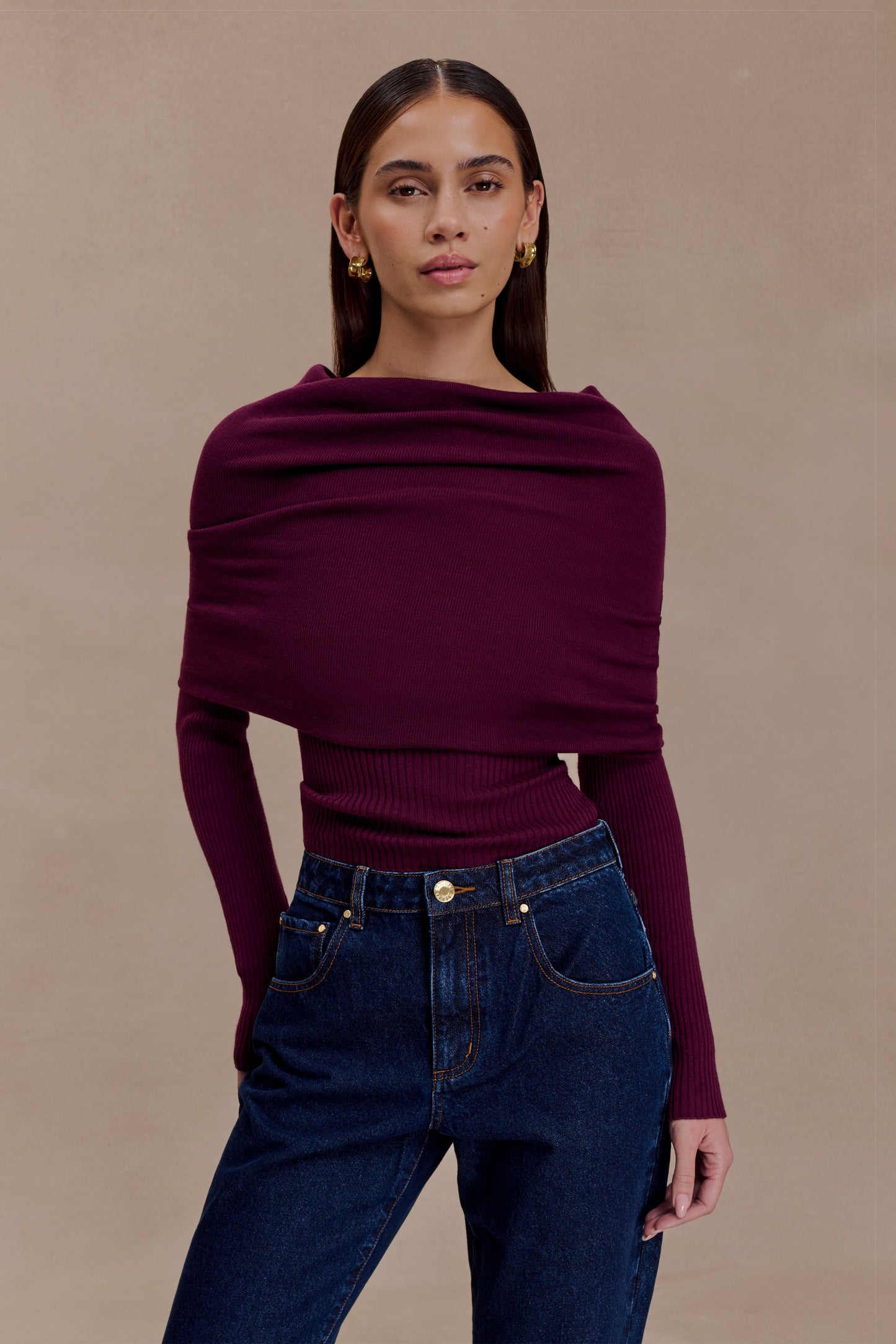 Maglia Donna a Maniche Lunghe con Scollo Asimmetrico a Spalla Scoperta e Collo Risvoltato Bordeaux – Stile Elegante