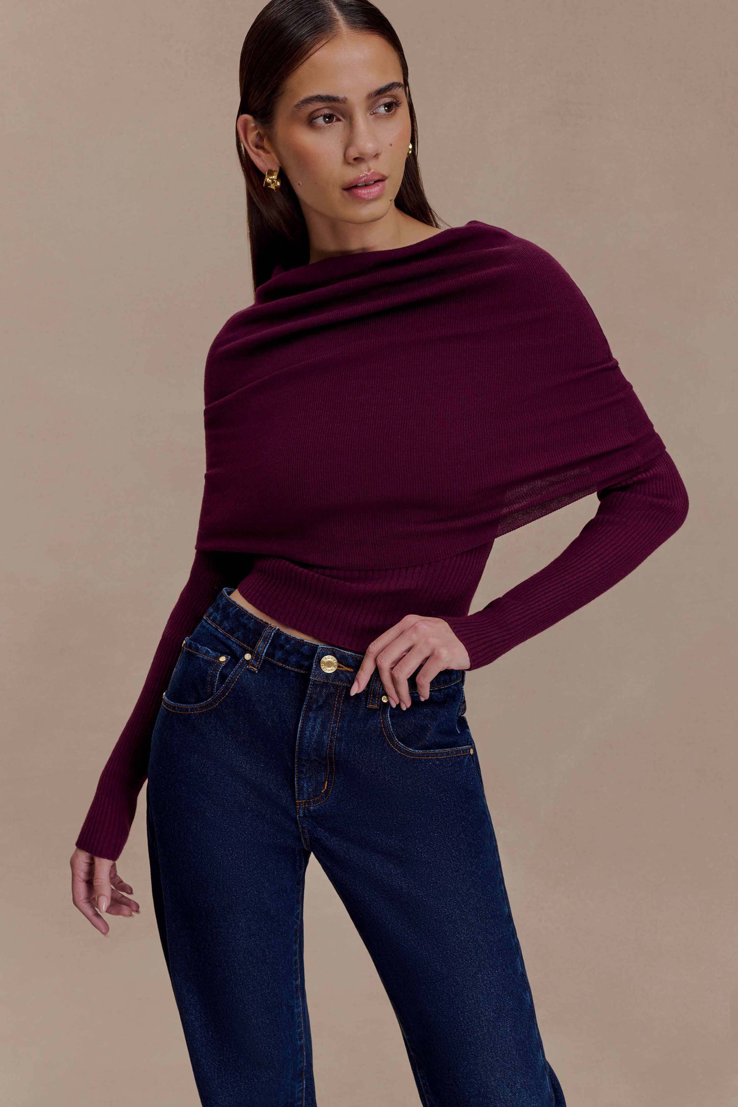 Maglia Donna a Maniche Lunghe con Scollo Asimmetrico a Spalla Scoperta e Collo Risvoltato Bordeaux – Stile Elegante