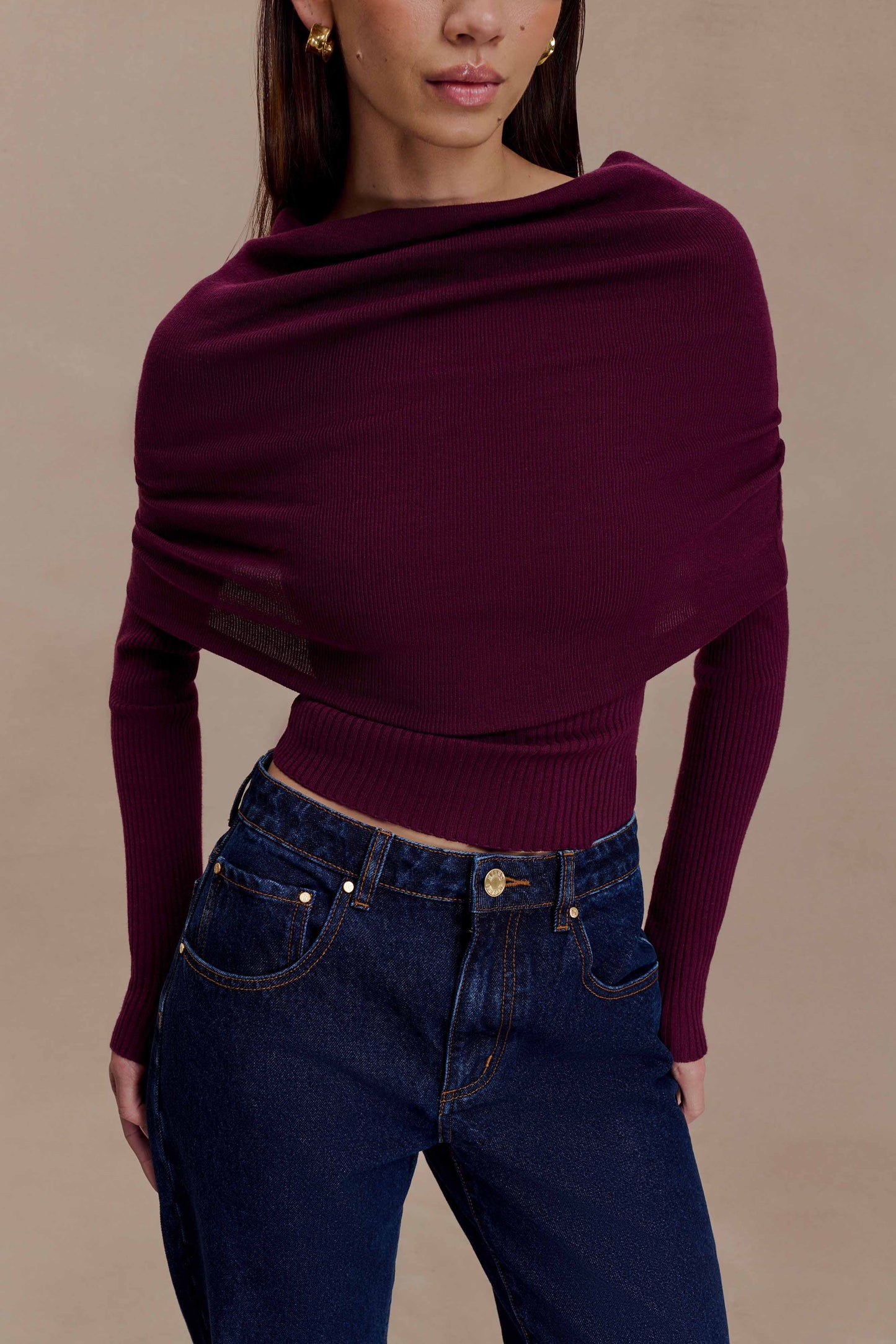Maglia Donna a Maniche Lunghe con Scollo Asimmetrico a Spalla Scoperta e Collo Risvoltato Bordeaux – Stile Elegante