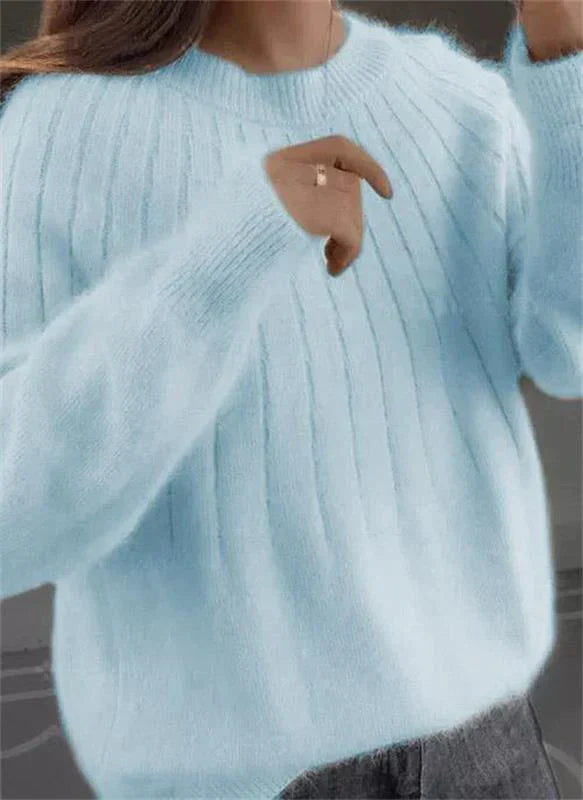 Maglione azzurro in lana morbida, design a coste, indossato da una persona. Abbigliamento invernale elegante e caldo.