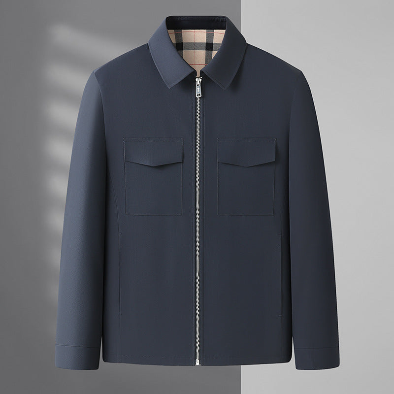 Giacca blu scuro con zip frontale, colletto classico e fodera a quadri. Design elegante e moderno, ideale per moda uomo autunno-inverno.