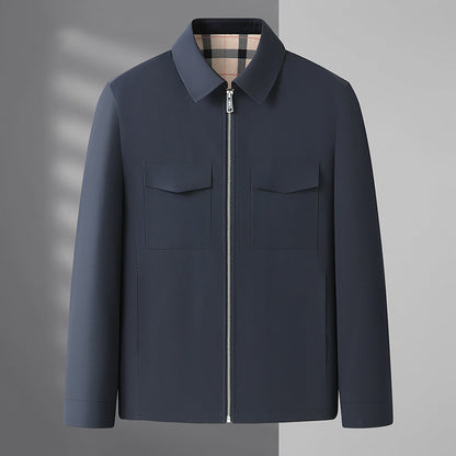 Giacca blu scuro con zip frontale, colletto classico e fodera a quadri. Design elegante e moderno, ideale per moda uomo autunno-inverno.