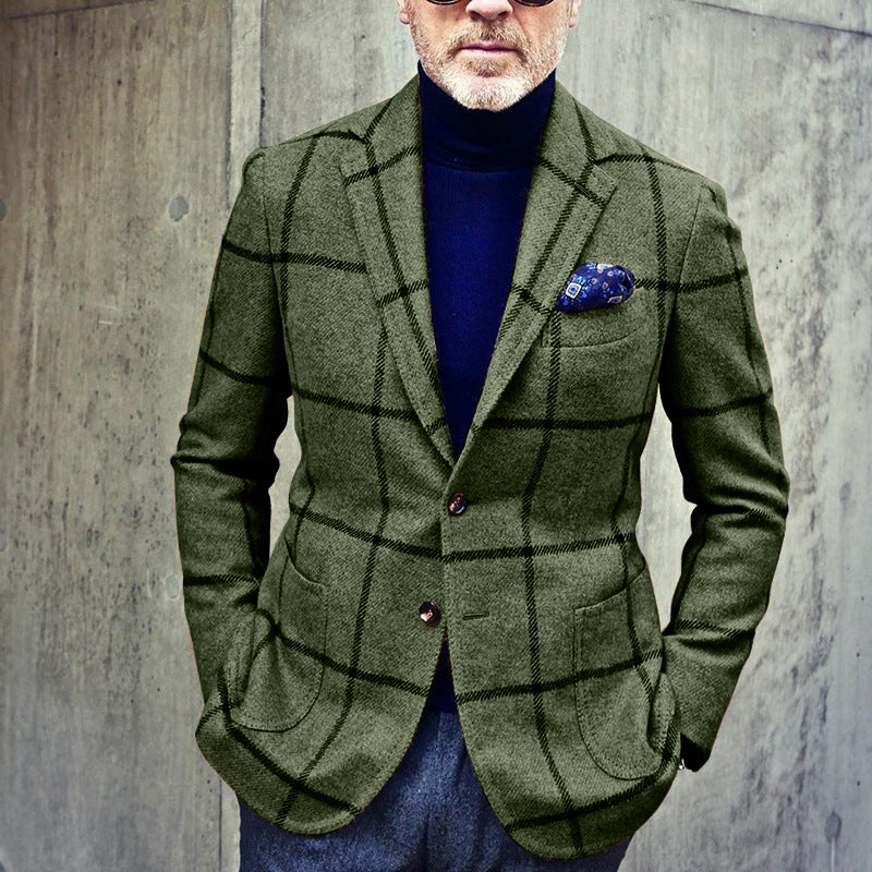 Giacca a quadri verde su uomo elegante con dolcevita blu e fazzoletto da taschino. Moda maschile autunnale, stile sofisticato.