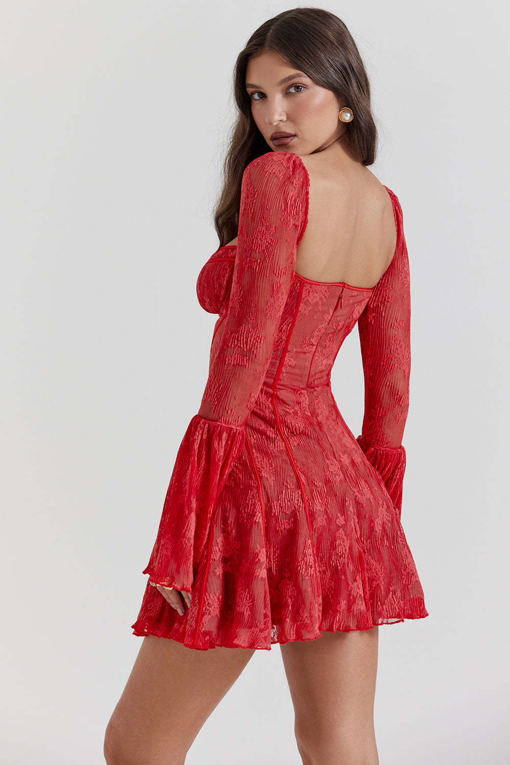 Donna in abito rosso elegante con maniche lunghe e scollatura quadrata, tessuto a trama floreale. Moda femminile, abbigliamento da sera.