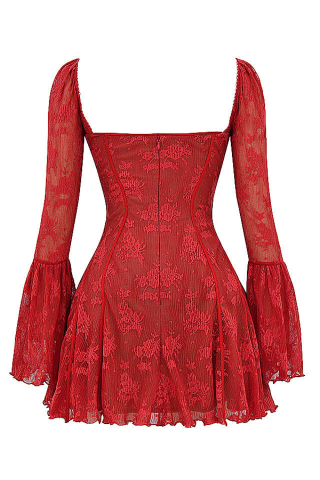 Abito corto rosso in pizzo floreale, maniche lunghe trasparenti, scollo quadrato, stile elegante e femminile, moda donna, abbigliamento trendy.