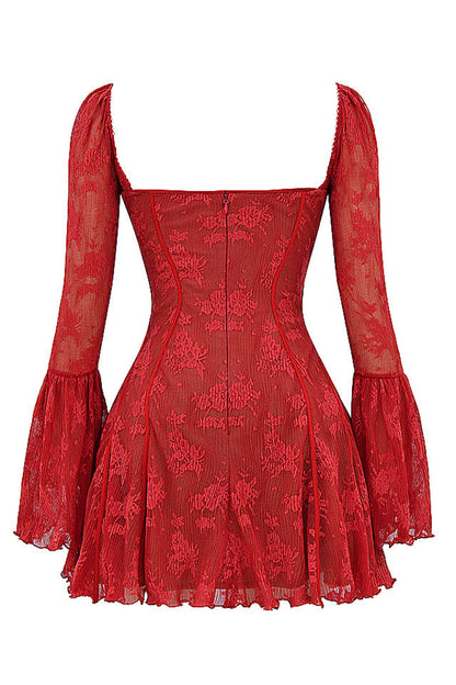 Abito corto rosso in pizzo floreale, maniche lunghe trasparenti, scollo quadrato, stile elegante e femminile, moda donna, abbigliamento trendy.