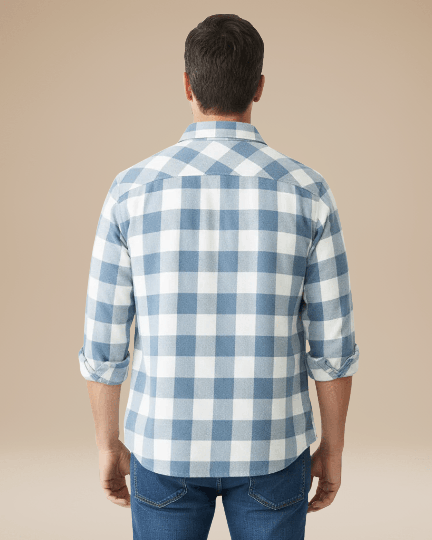 Camisa de hombre a cuadros con botones, corte cómodo, cuello con solapas y mangas largas.