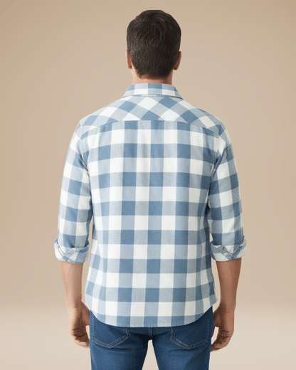 Camisa de hombre a cuadros con botones, corte cómodo, cuello con solapas y mangas largas.