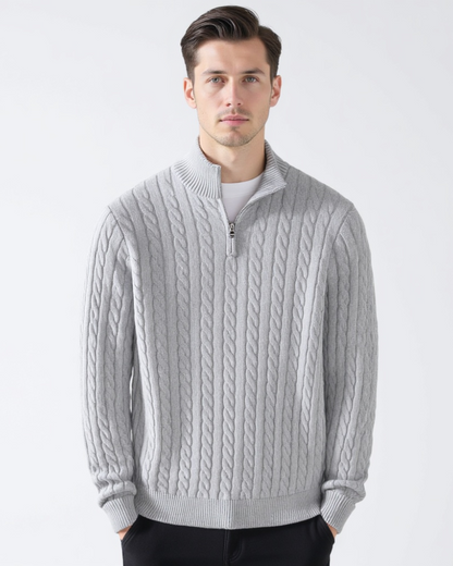Maglione uomo grigio a trecce con zip, moda autunno inverno, stile casual elegante, tessuto caldo e confortevole, ideale per look sofisticati.