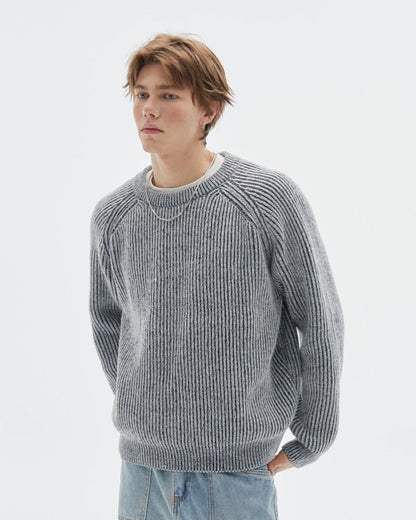 Herre rundhalset ribstrikket sweater med sænkede skuldre og løs pasform – Strikstil