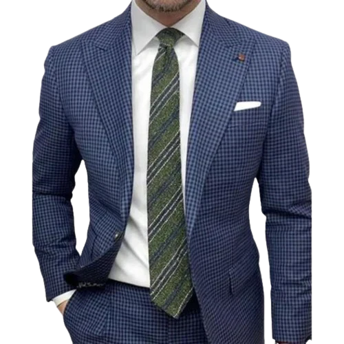 Abito uomo elegante a quadri blu con cravatta verde a righe, camicia bianca e fazzoletto da taschino. Moda maschile, abbigliamento formale.