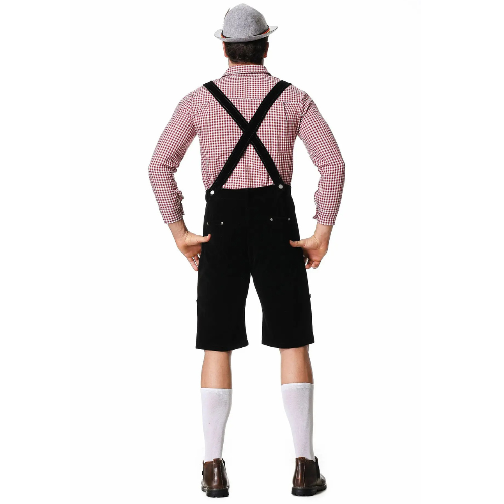 Uomo in abbigliamento tradizionale bavarese, con camicia a quadri rossi, pantaloni corti neri con bretelle, calze bianche e cappello grigio.