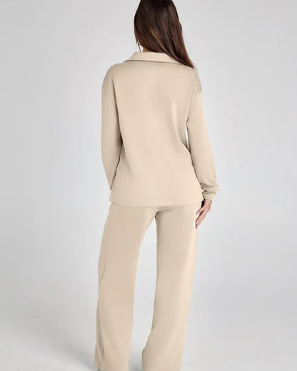 Donna in abbigliamento beige, completo giacca e pantaloni larghi, vista posteriore. Moda donna, abbigliamento casual elegante, tendenze 2023.