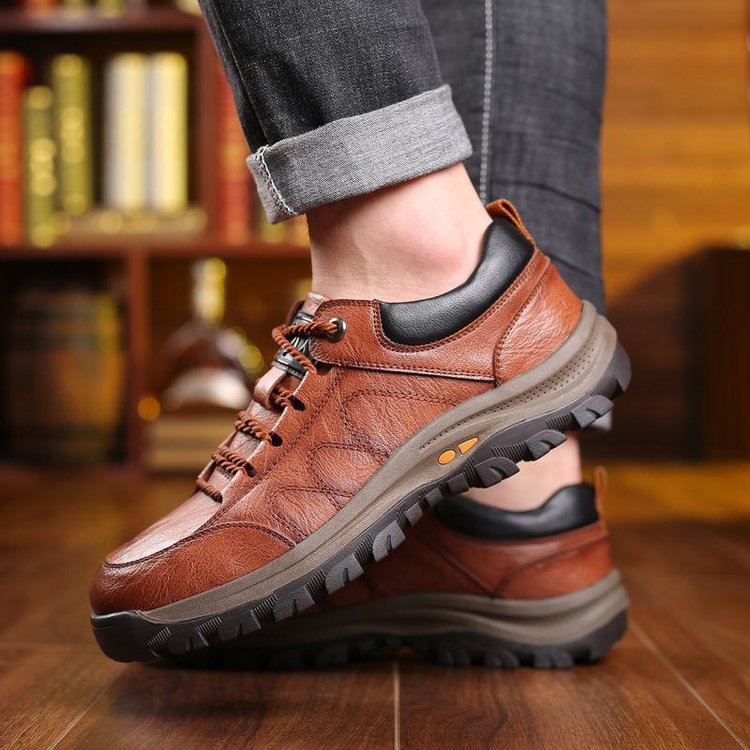 Zapatos de senderismo para hombre con cordones, suela de goma y diseño robusto.