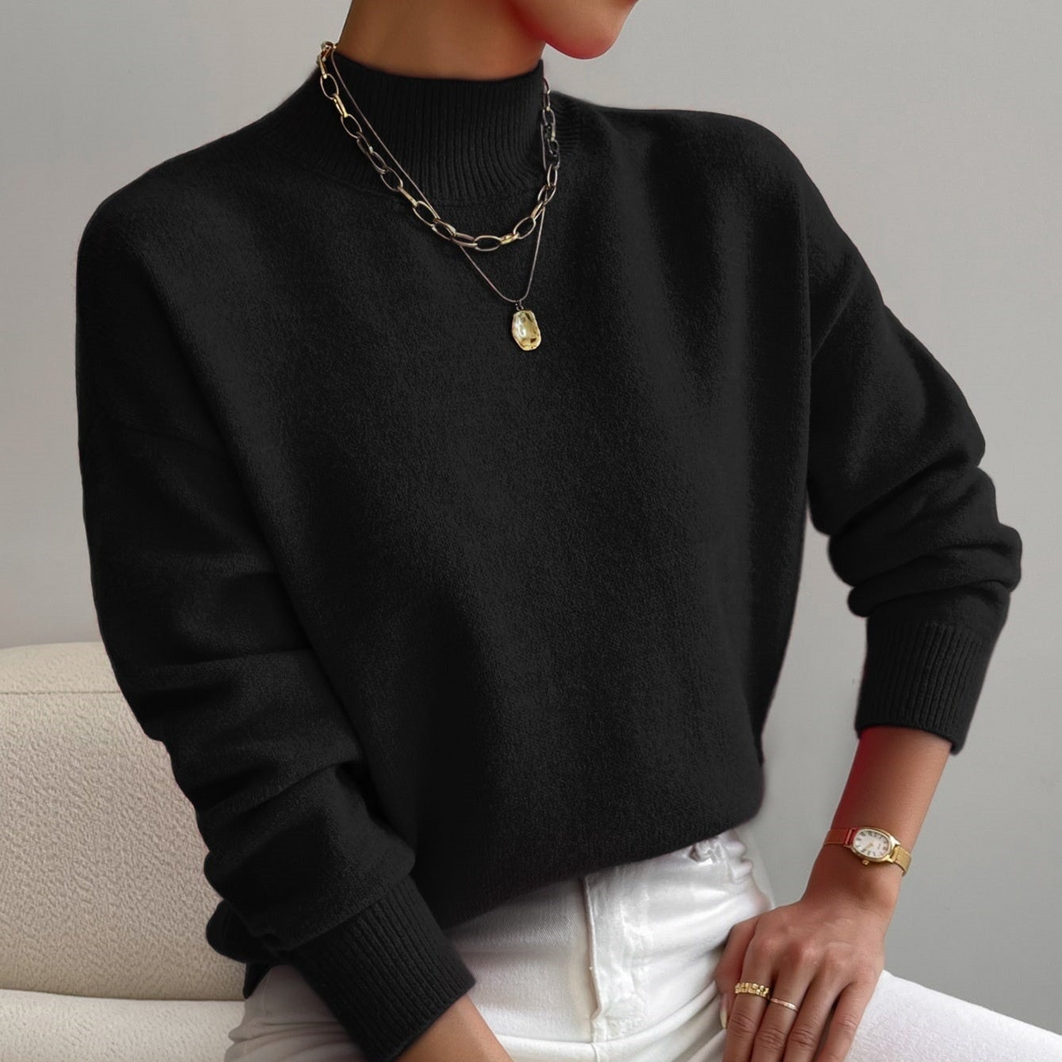 Women's cashmere turtleneck sweater with a straight fit and ribbed trims.