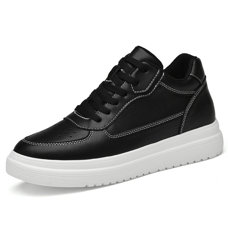 Zapatillas deportivas blancas para hombre con elevación interna, costuras en contraste y cierre con cordones.
