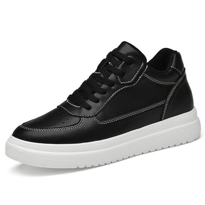 Zapatillas deportivas blancas para hombre con elevación interna, costuras en contraste y cierre con cordones.