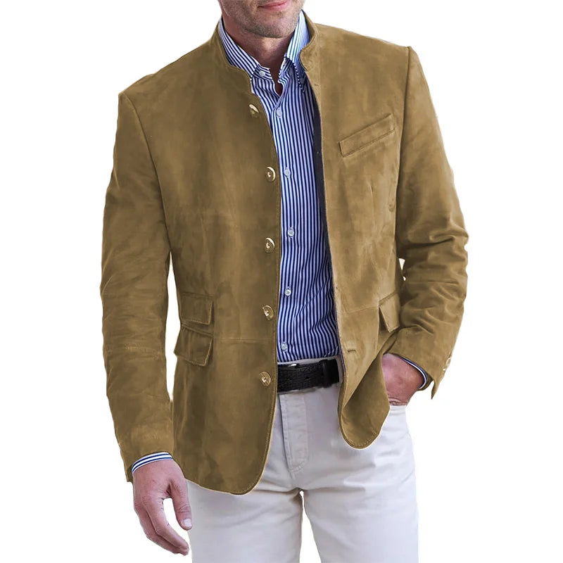 Giacca uomo in pelle scamosciata marrone, stile casual elegante, abbinata a camicia a righe blu e pantaloni bianchi. Moda maschile autunnale.