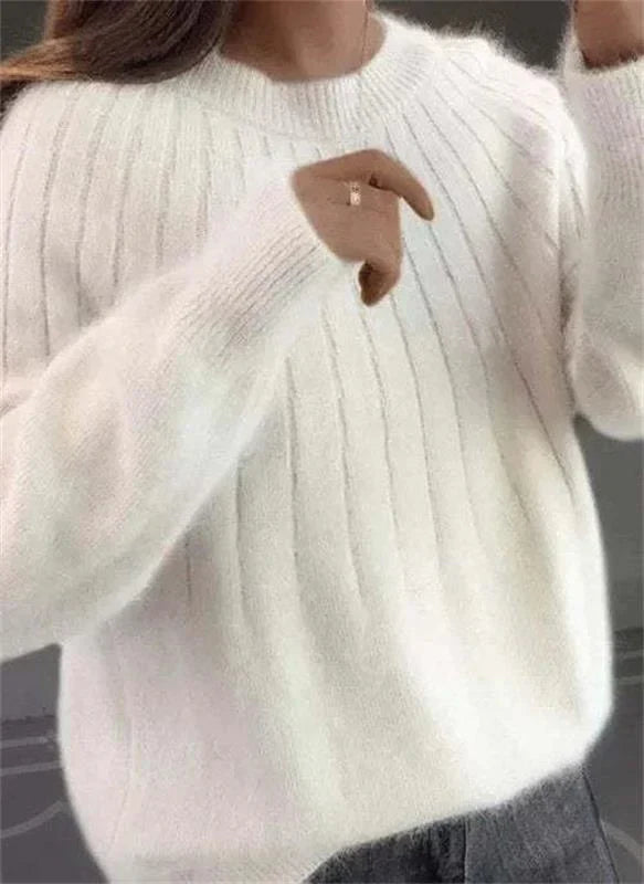 Maglione bianco in lana a coste, indossato da una persona. Design elegante e caldo, ideale per l'inverno. Moda femminile, abbigliamento casual.