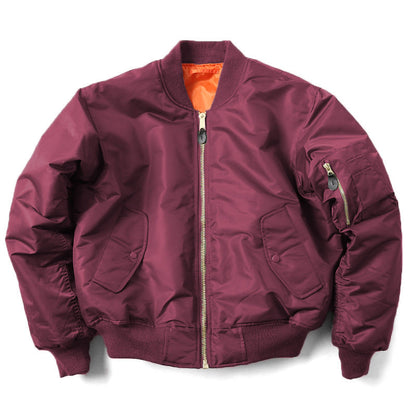 Giacca bomber bordeaux con cerniera dorata, tasche laterali e fodera arancione. Moda autunnale, abbigliamento casual, stile urbano.