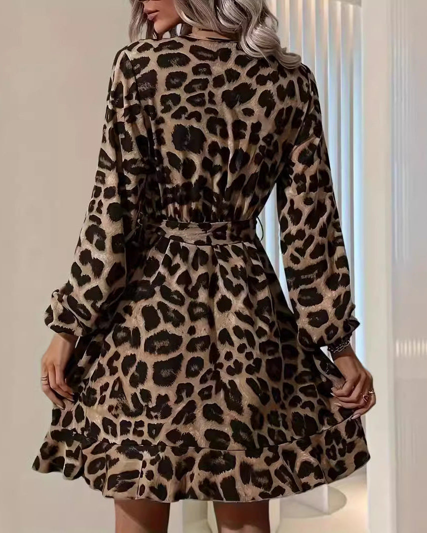 Sommer-middikjole til kvinder med leopardprint, V-udskæring og asymmetrisk nederdel