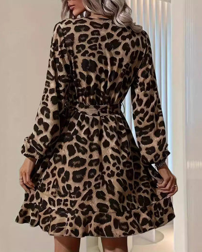 Sommer-middikjole til kvinder med leopardprint, V-udskæring og asymmetrisk nederdel