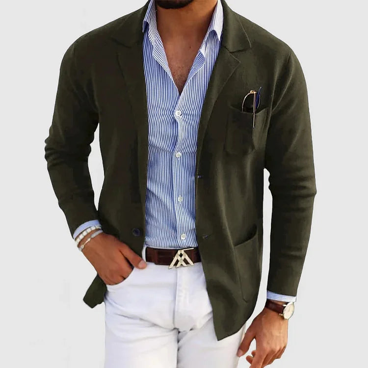 Uomo in giacca verde scuro, camicia a righe blu e pantaloni bianchi. Look elegante e moderno, moda maschile, abbigliamento casual chic.