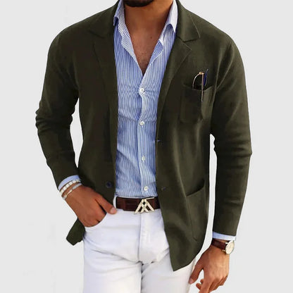 Uomo in giacca verde scuro, camicia a righe blu e pantaloni bianchi. Look elegante e moderno, moda maschile, abbigliamento casual chic.