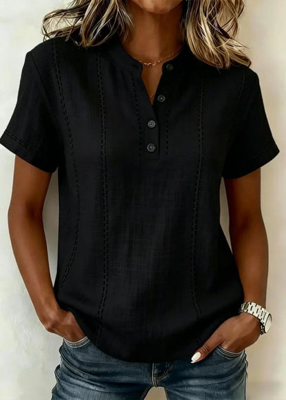 Damebluse med korte ærmer, ståkrave, V-hals og knapper – patchwork-design