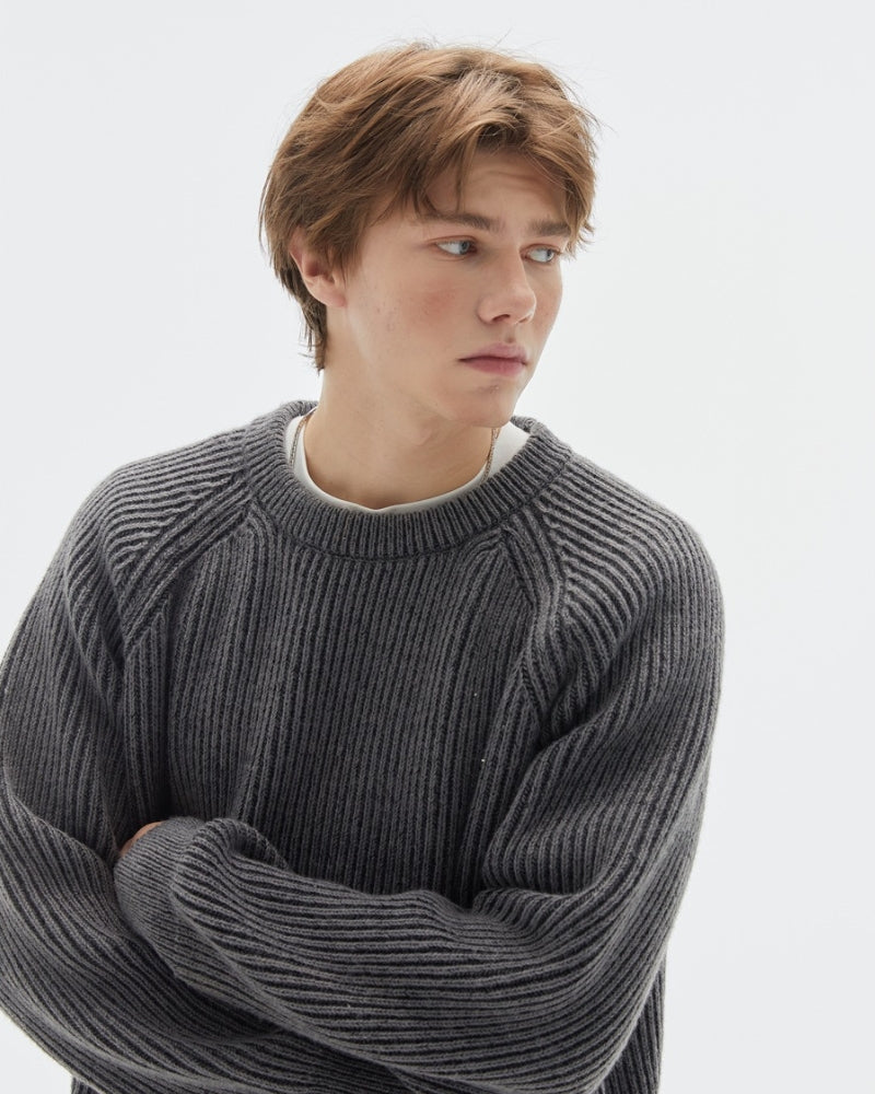 Herre rundhalset ribstrikket sweater med sænkede skuldre og løs pasform – Strikstil