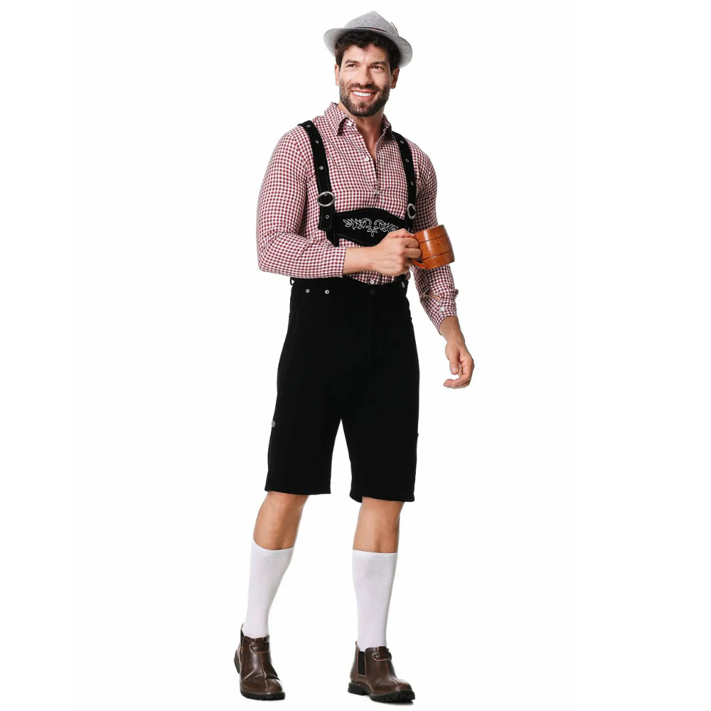 Uomo in abbigliamento tradizionale bavarese con camicia a quadri rossi, lederhosen neri, cappello grigio e boccale di birra. Oktoberfest, costume tedesco.
