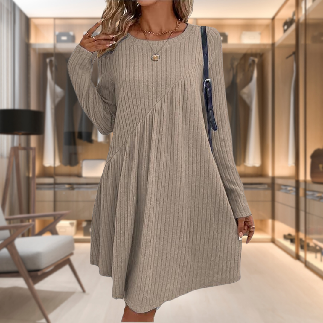 Donna con abito maglione beige a coste, maniche lunghe, in una cabina armadio moderna. Stile casual chic, moda autunnale, abbigliamento femminile.