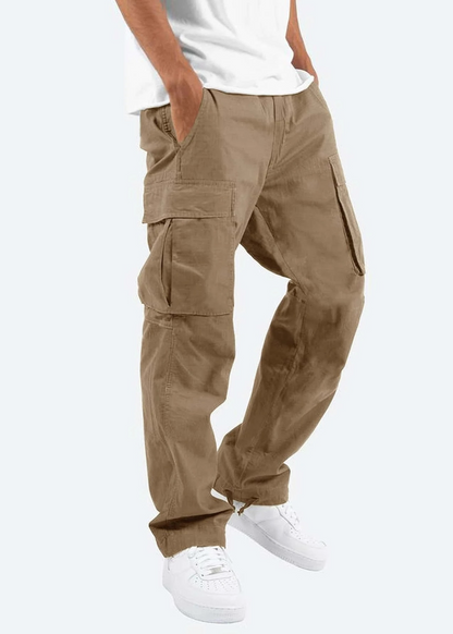 Pantaloni cargo uomo beige, tasche multiple, stile casual, abbinati a scarpe bianche e maglietta bianca. Moda maschile urbana.