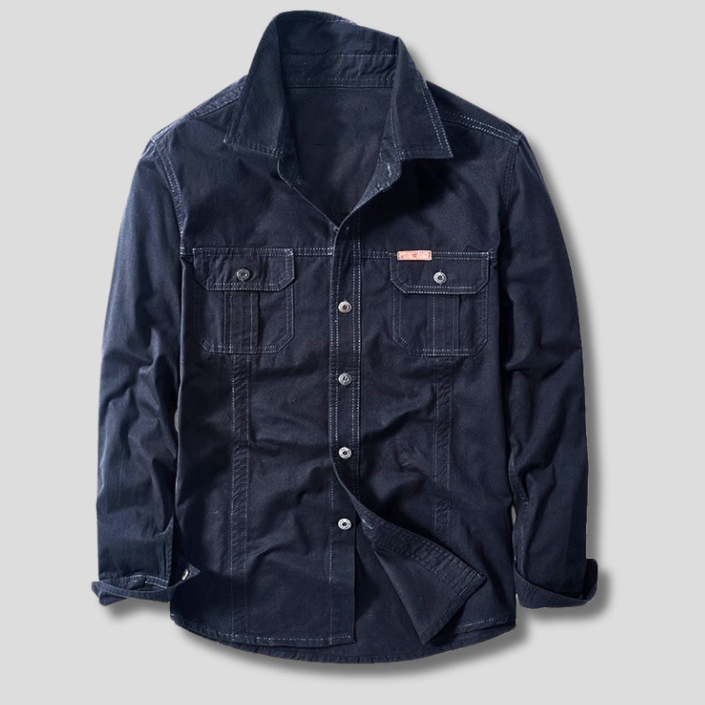 Camicia nera in denim con colletto classico, bottoni frontali e tasche sul petto. Moda uomo casual, abbigliamento versatile e trendy.
