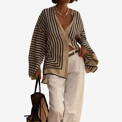 Damebluse med striber, V-hals og oversize pasform