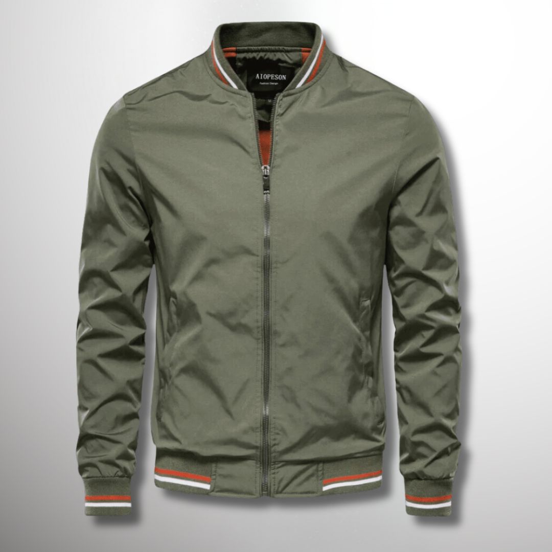 Giacca bomber verde oliva da uomo con zip frontale, colletto e polsini a righe. Moda casual, stile urbano, abbigliamento maschile trendy.