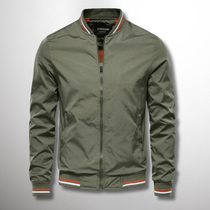 Giacca bomber verde oliva da uomo con zip frontale, colletto e polsini a righe. Moda casual, stile urbano, abbigliamento maschile trendy.