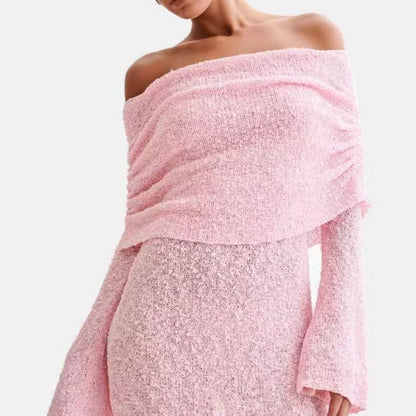 Abito rosa in maglia morbida, spalle scoperte, maniche lunghe, stile elegante e moderno. Perfetto per moda femminile autunnale.