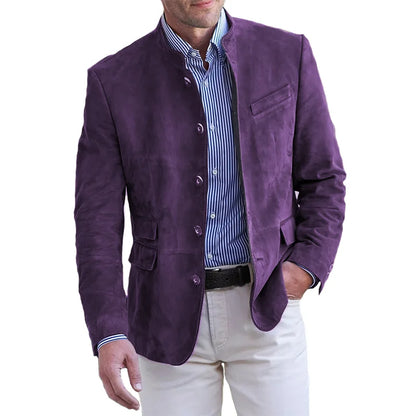 Giacca uomo viola in velluto, stile elegante, abbinata a camicia a righe blu e pantaloni chiari. Moda maschile, abbigliamento formale.
