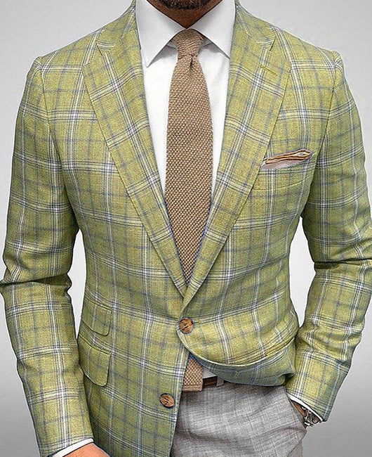 Giacca uomo a quadri verde, camicia bianca, cravatta beige, fazzoletto da taschino marrone. Moda elegante maschile, abbigliamento formale.
