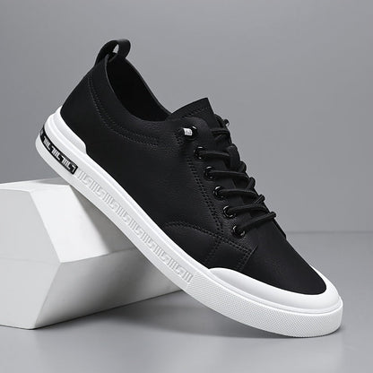 Herresneakers med snørebånd, glat overdel og PVC-sål – polstret indersål