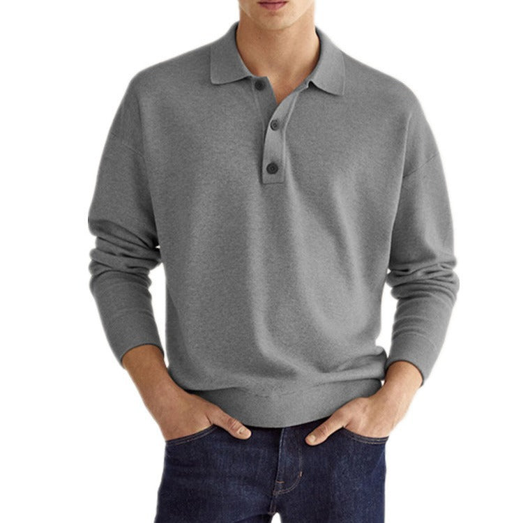 Maglione grigio uomo con colletto e bottoni, abbinato a jeans blu. Moda casual maschile, abbigliamento autunnale, stile elegante e confortevole.