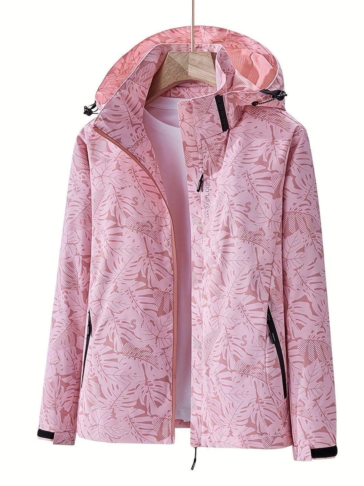 Giacca a vento rosa con cappuccio, motivo foglie, chiusura zip, tasche laterali. Abbigliamento outdoor donna, moda autunno, impermeabile.