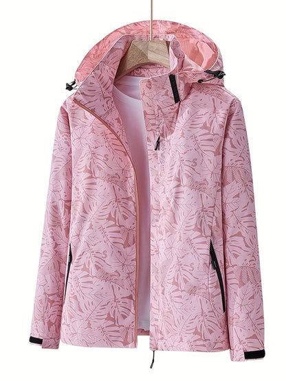 Giacca a vento rosa con cappuccio, motivo foglie, chiusura zip, tasche laterali. Abbigliamento outdoor donna, moda autunno, impermeabile.