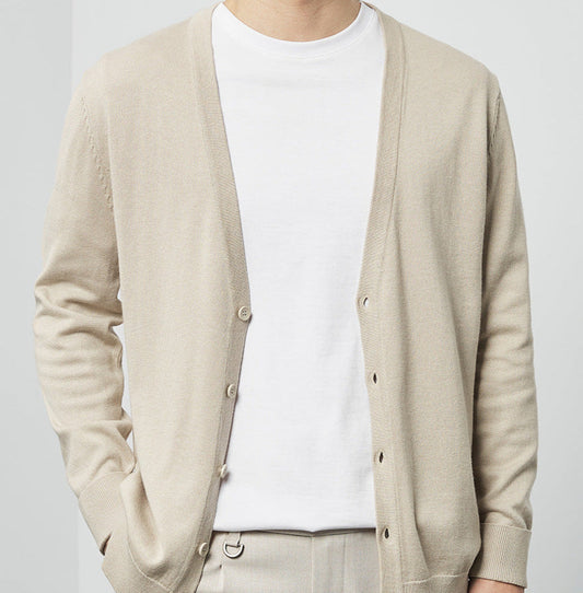 Cardigan beige uomo, abbinato a t-shirt bianca e pantaloni coordinati. Moda maschile elegante, abbigliamento casual chic, stile minimalista.