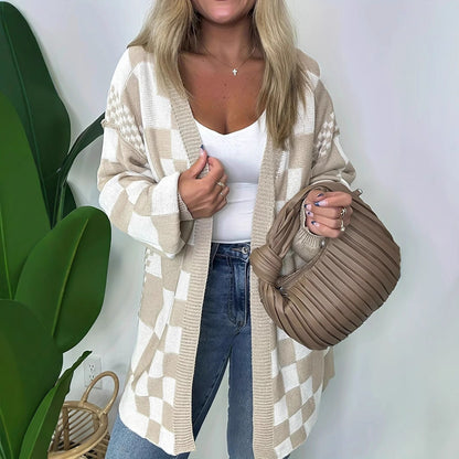 Lang cardigan til kvinder i strik med kontrastternet design