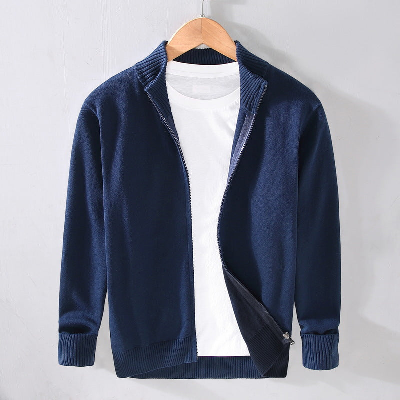 Cardigan blu scuro con zip su gruccia, abbinato a t-shirt bianca. Moda uomo, abbigliamento casual, maglione elegante, stile autunnale.