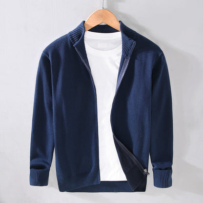 Cardigan blu scuro con zip su gruccia, abbinato a t-shirt bianca. Moda uomo, abbigliamento casual, maglione elegante, stile autunnale.